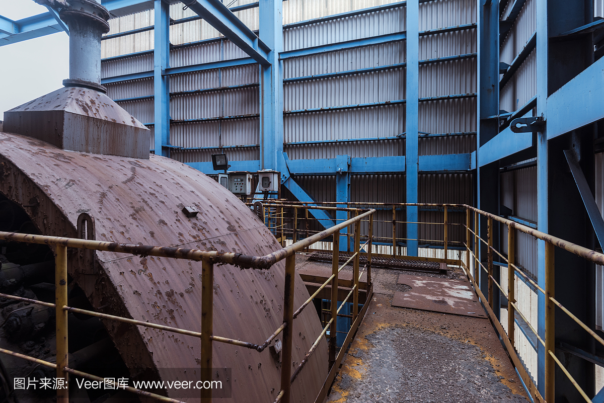 一個(gè)廢棄的鋼鐵廠內(nèi)部